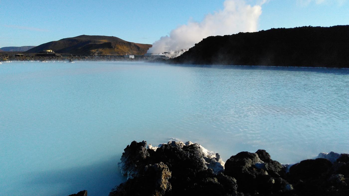 Acqua azzurra della Blue Lagoon tra la lava