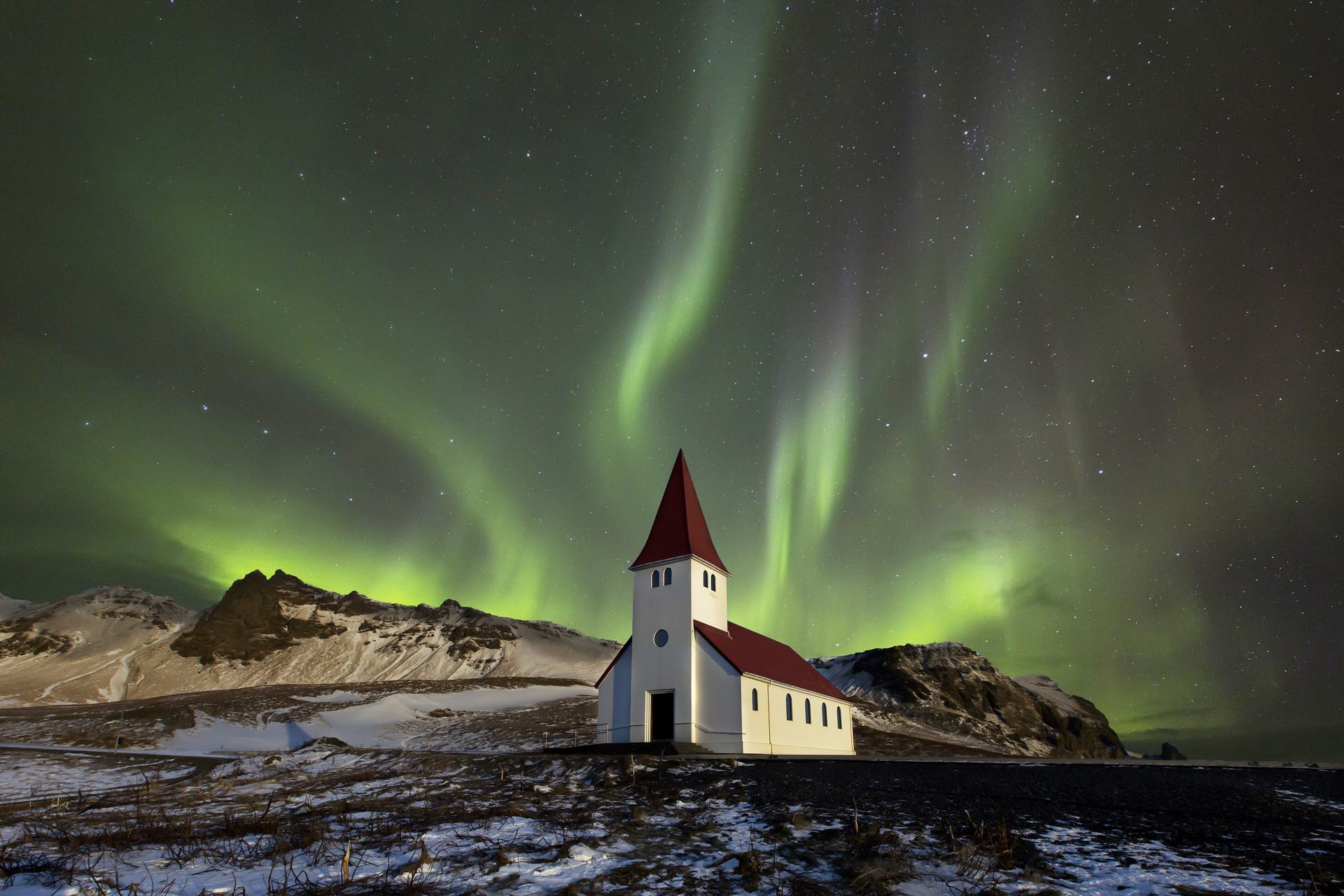 Aurora boreale sopra la chiesa di Vík