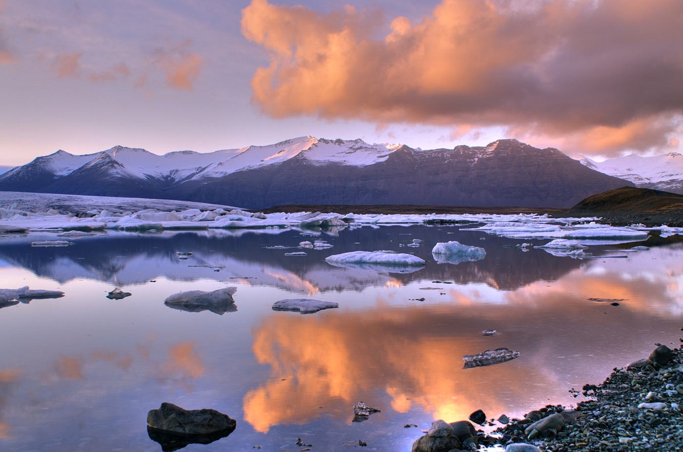 Iceberg nella laguna di Jökulsárlón al tramonto